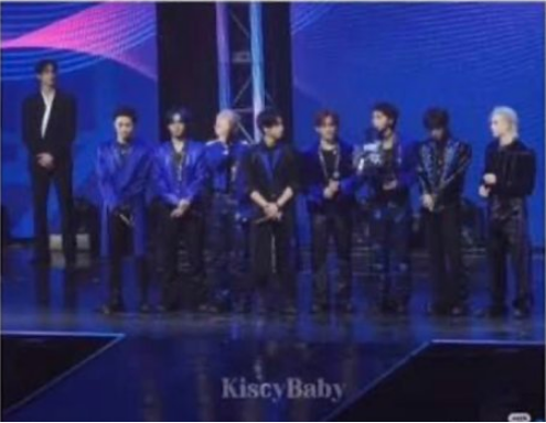  Byun Woo Seok y el grupo de K-pop Stray Kids 