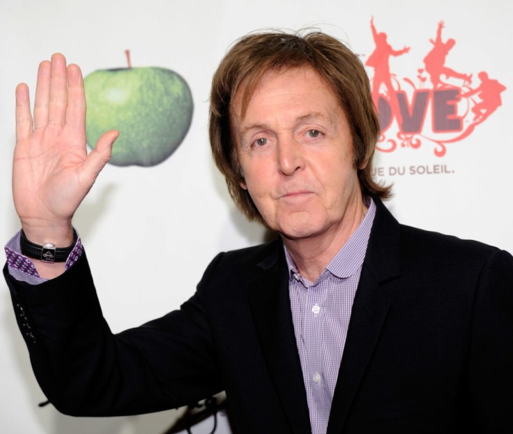 Sir Paul McCartney asiste a la celebración del quinto aniversario del espectáculo "The Beatles LOVE by Cirque du Soleil" en el hotel y casino The Mirage el 8 de junio de 2011 en Las Vegas, Nevada.