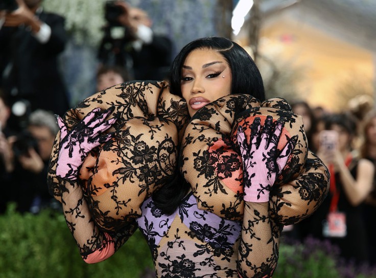 Cardi B y Stefon Diggs se derrochan en muestras de afecto en el evento Mother's.