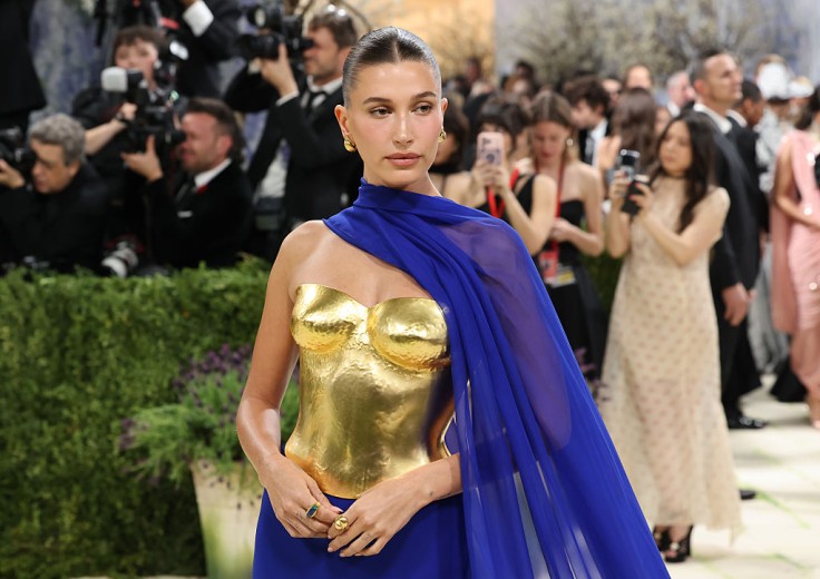 Hailey Bieber desmiente los rumores de cirugía plástica con un impresionante bikini.