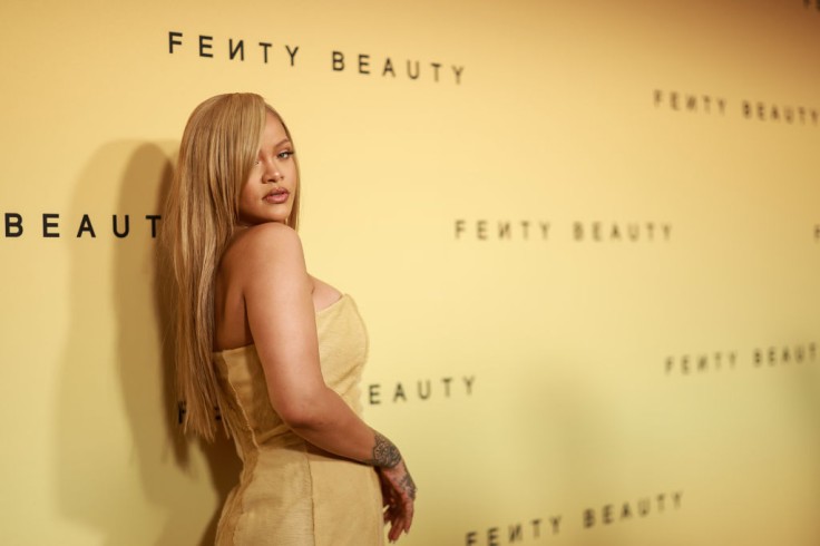 Rihanna luce una atrevida falda transparente en Rolling Loud mientras anima.