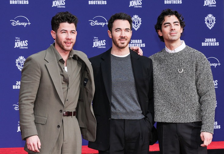 Los Jonas Brothers lanzan un nuevo podcast, 'Hey Jonas!', gracias a un acuerdo con iHeartMedia.
