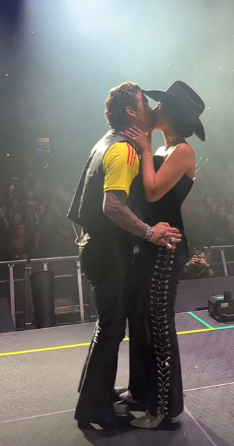 ngela Aguilar y Christian Nodal en Colombia