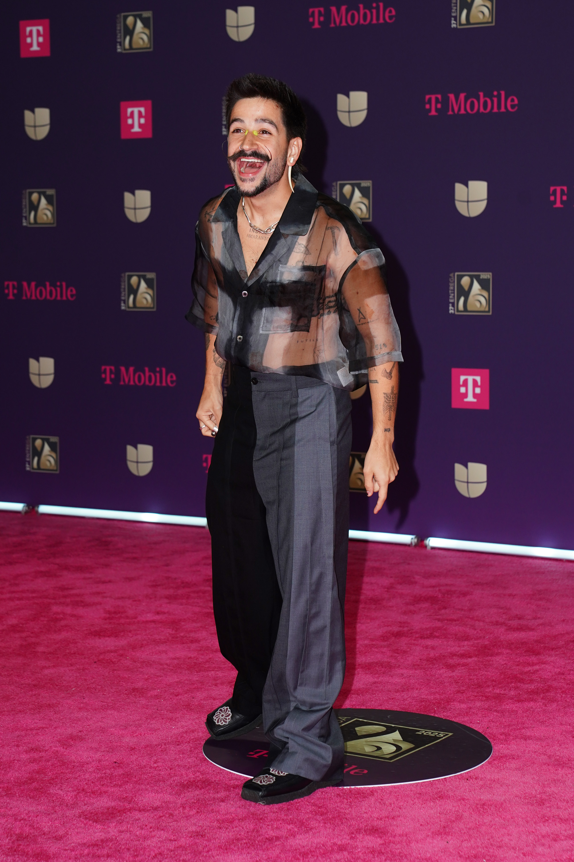 Alfombra magenta de Premio Lo Nuestro 2025