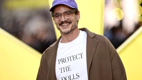 Pedro Pascal usando la camisa pro derechos trans