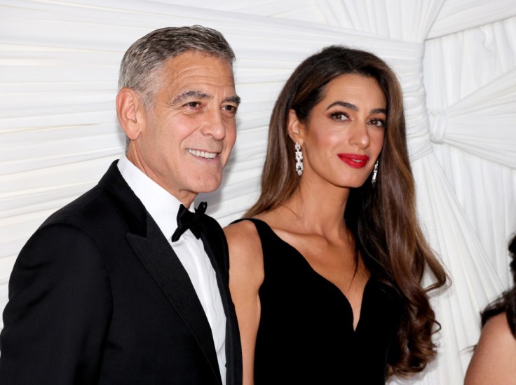 La esposa de George Clooney, Amal, podría enfrentar una prohibición de entrada en Estados Unidos tras las sanciones impuestas.