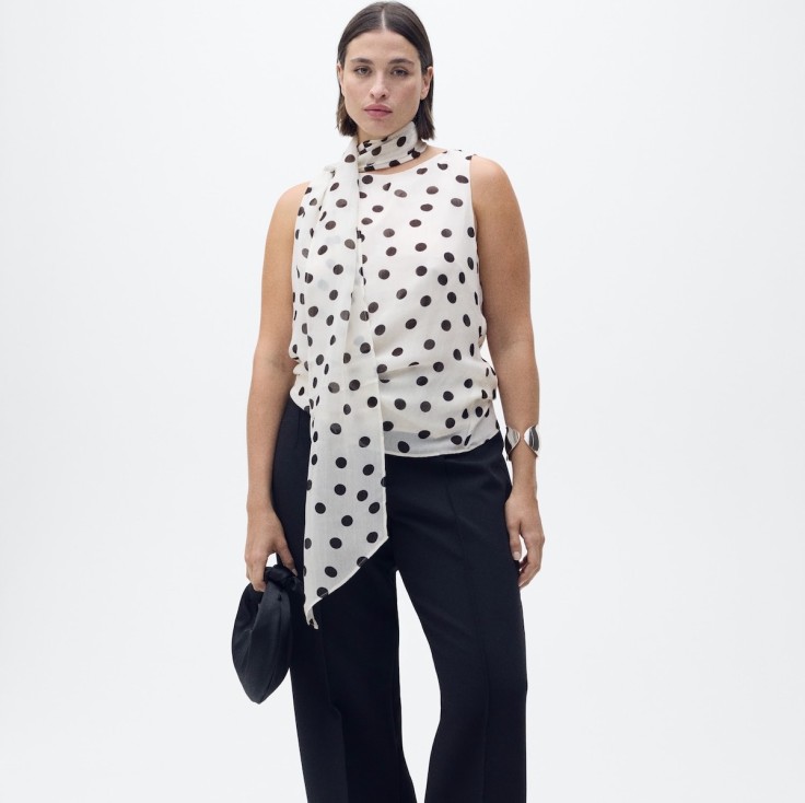 Blusa de cuello cruzado con lunares de Mango