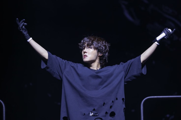 J-Hope revela los 'dolores de crecimiento' de BTS mientras hace música en solitario y sirve