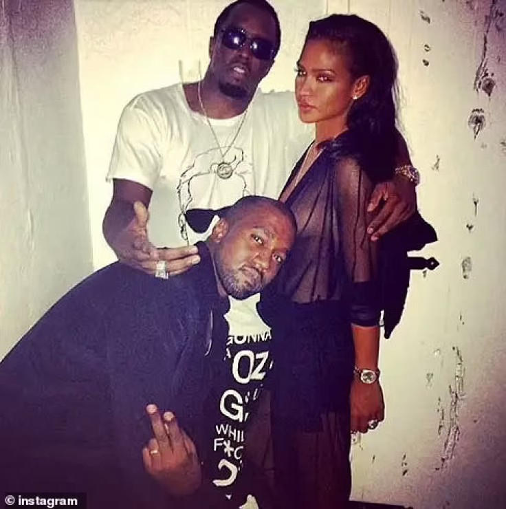 West hizo un signo de paz mientras estaba junto a Diddy.
