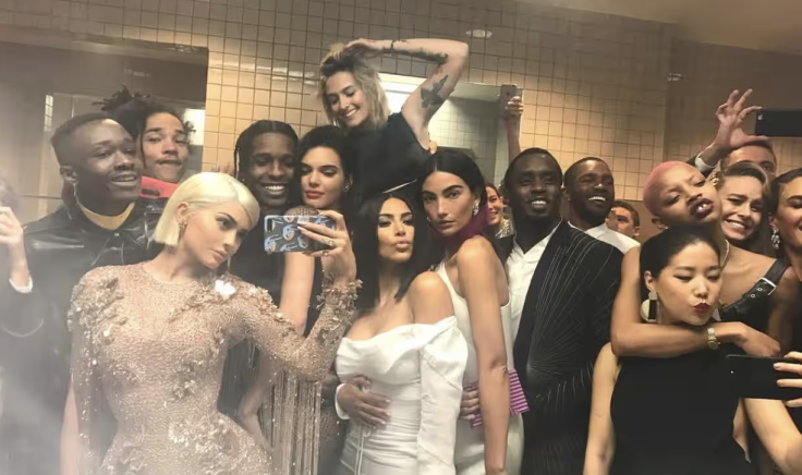 Diddy en el baño del MET con las Kardashian Jenner