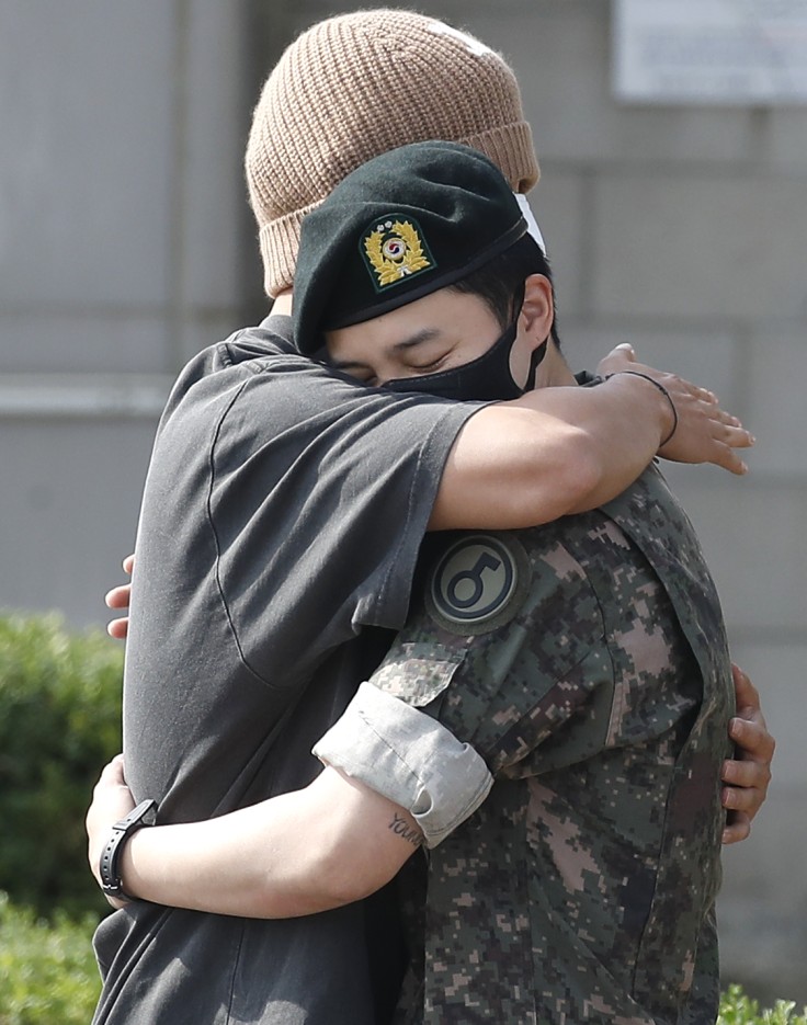 V y Jimin, el cálido abrazo de los ositos bebésV y