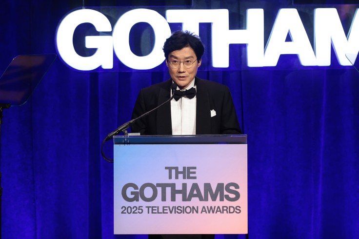 Hwang Dong-hyuk acepta el premio Gotham Creator Tribute por "Squid Game".