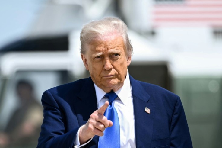 El presidente de Estados Unidos, Donald Trump, camina para abordar el Air Force One mientras viaja a países de Medio Oriente, incluida su primera parada en Arabia Saudita.
