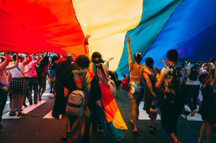 Famosos instan a Donald Trump a no retirar la financiación de la línea directa de prevención del suicidio LGBTQ