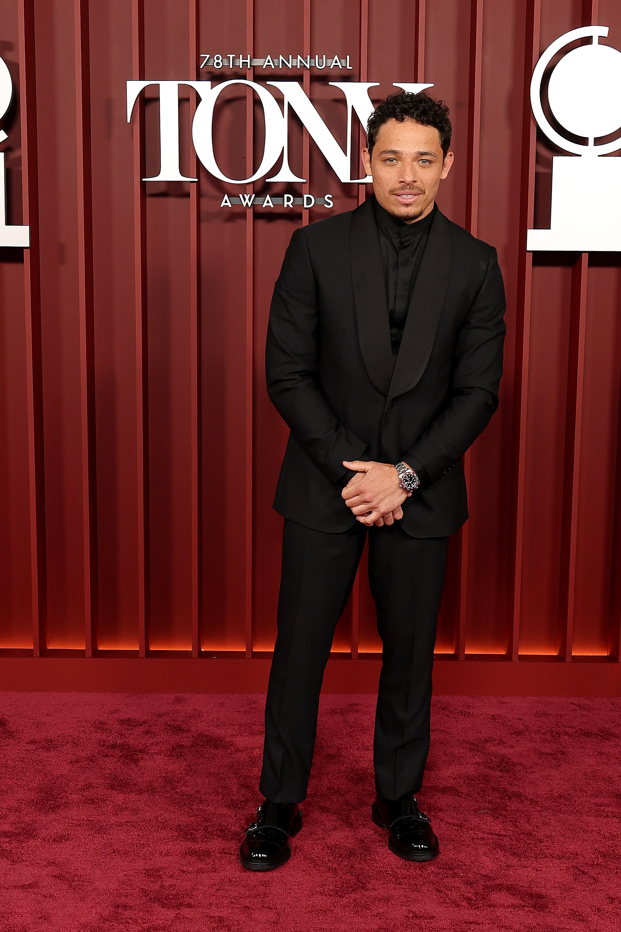 Alfombra Roja Tonys 2025 Anthony Ramos Alfombra Roja Tonys 2025 Anthony Ramos