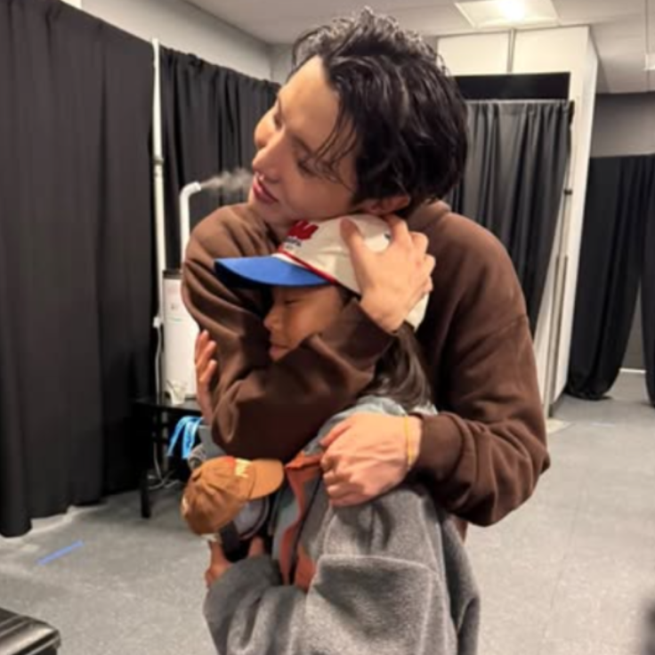 J-hope con una fan