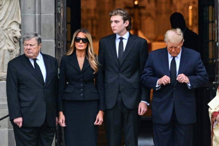Barron Trump (segundo desde la derecha) es visto con sus padres y su abuelo en Palm Beach, Florida, en enero de 2024 durante el funeral de su abuela.