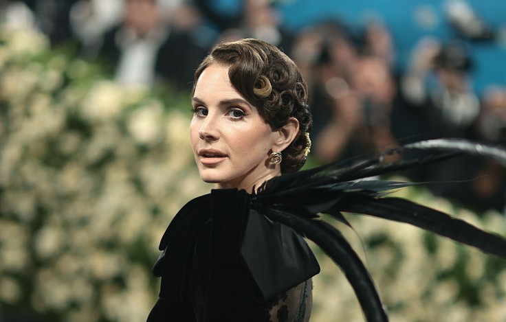 Lana Del Rey comparte un momento íntimo en el escenario con su esposo Jeremy