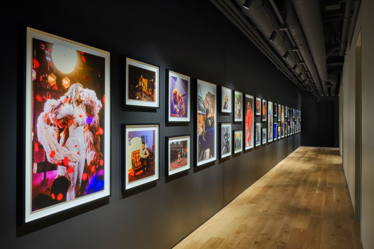 Fotografías de artistas enmarcadas se alinean en el pasillo de Apple Music Studio