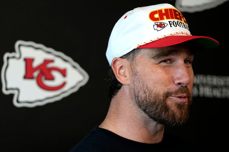 Travis Kelce confiesa que tuvo dificultades para leer guiones mientras presentaba 'SNL'