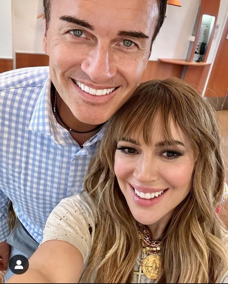 Julian McMahon y Alyssa Milano comparten sonrisas y una amistad eterna.