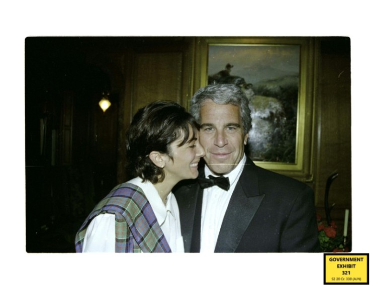 Los abogados de Ghislaine Maxwell, vista en esta foto sin fecha con su socio de muchos años Jeffrey Epstein, han pedido a un tribunal de apelaciones que revoque su condena.