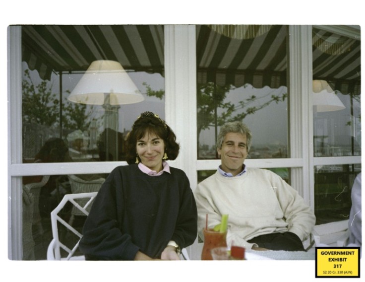 Ghislaine Maxwell aparece aquí con Jeffrey Epstein en una foto sin fecha.