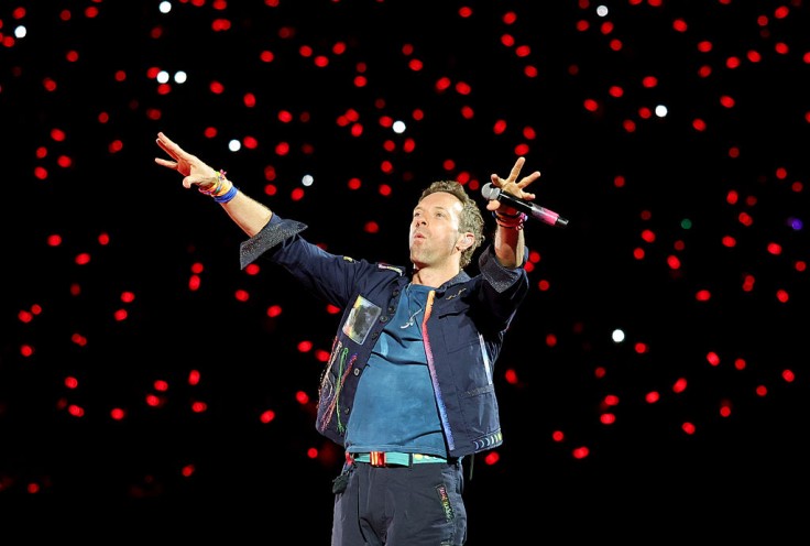 Coldplay regresa al escenario mientras Chris Martin se burla de los fans