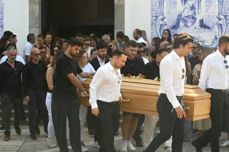 La esposa de Diogo Jota, Rute Cardoso, sigue su ataúd tras la ceremonia en la Iglesia Matriz de Gondomar, en las afueras de Oporto.