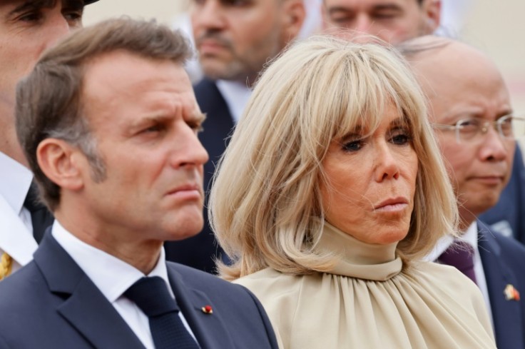Día sombrío: el presidente de Francia, Emmanuel Macron, y su esposa, Brigitte Macron, en una ceremonia de colocación de coronas florales en Hanoi el lunes.