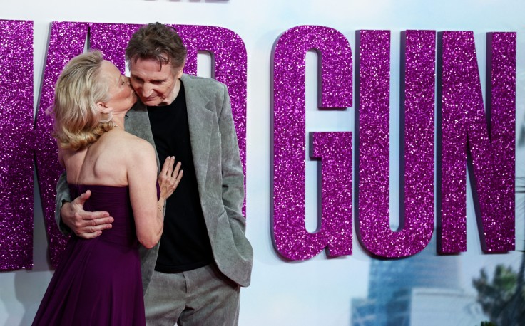 Pamela Anderson y LIam Neeson entre romance y Naked Gun