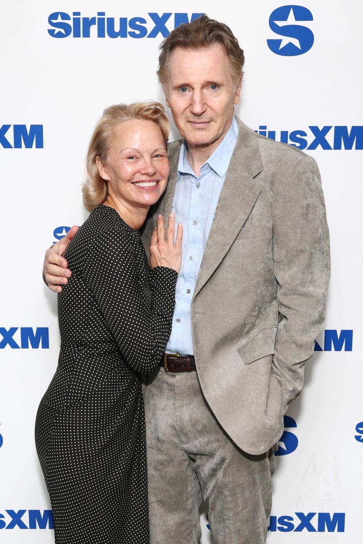 Liam Neeson y Pamela Anderson se toman de la mano en 'La pistola desnuda'