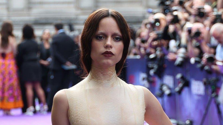 Jenna Ortega, con cejas decoloradas y vestido quemado, se estrena el miércoles en el Reino Unido.