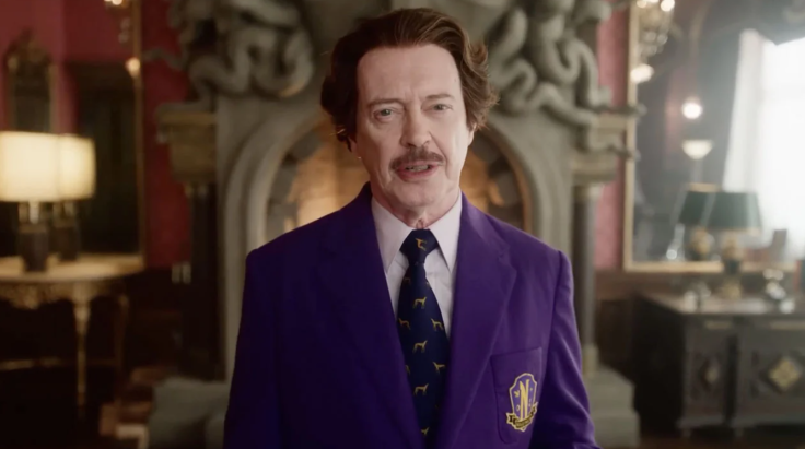 Steve Buscemi como el director Barry Dort