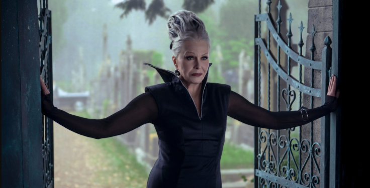 Joanna Lumley como la abuela Hester Frump