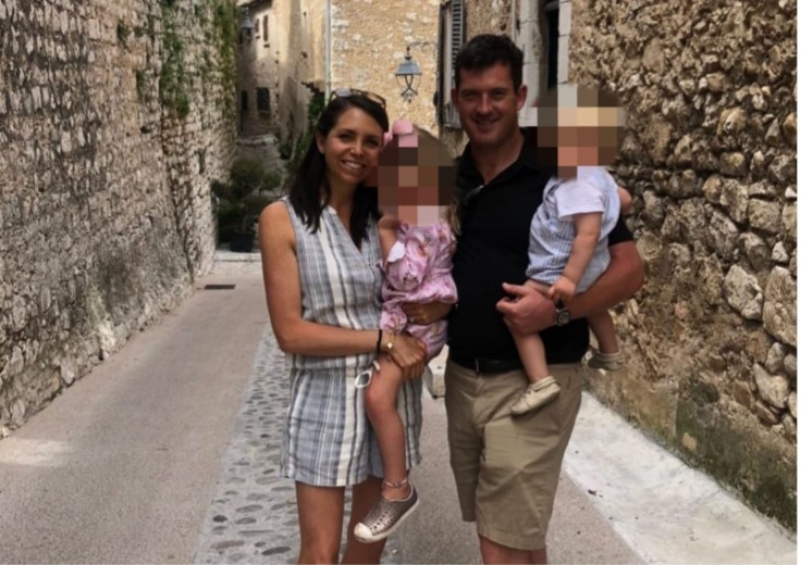 Cara y Peter Goodwin con niños de vacaciones