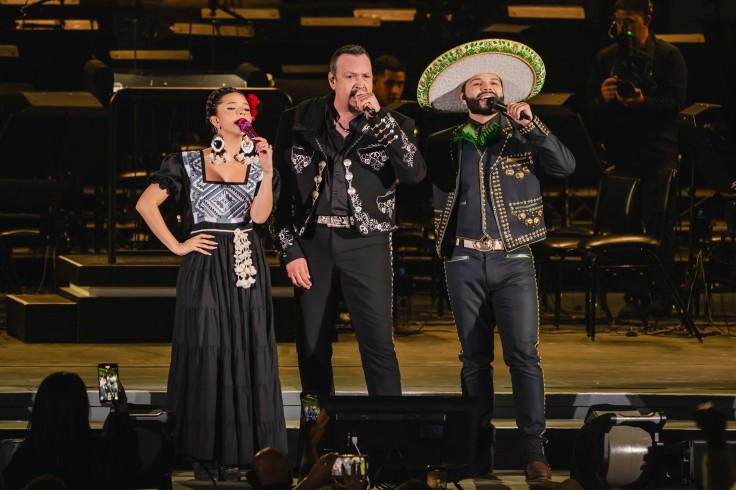 Nuevo escándalo para los Aguilar declaraciones ICE indocumentados Hollywood Bowl