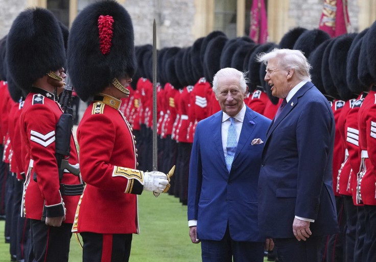 Donald Trump en Inglatera rompe protocolo rey carlos