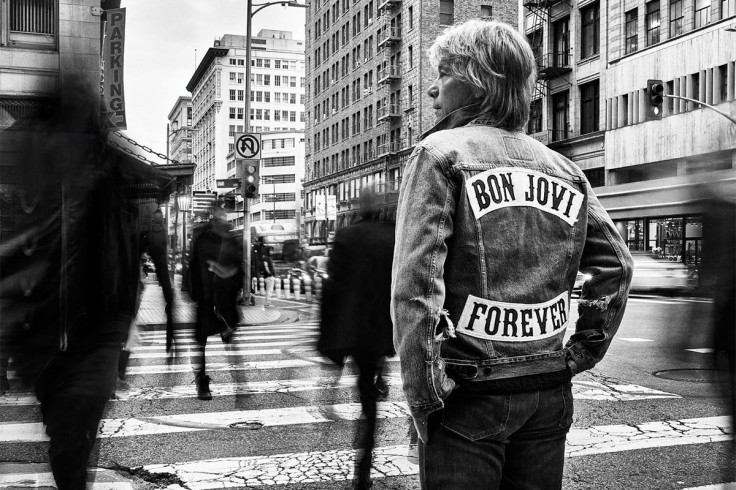 Jon Bon Jovi con la chaqueta de la gira 'Forever'