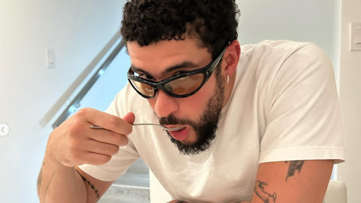 El espectáculo de Bad Bunny en el intermedio de la Super Bowl desata la indignación de los seguidores de MAGA.