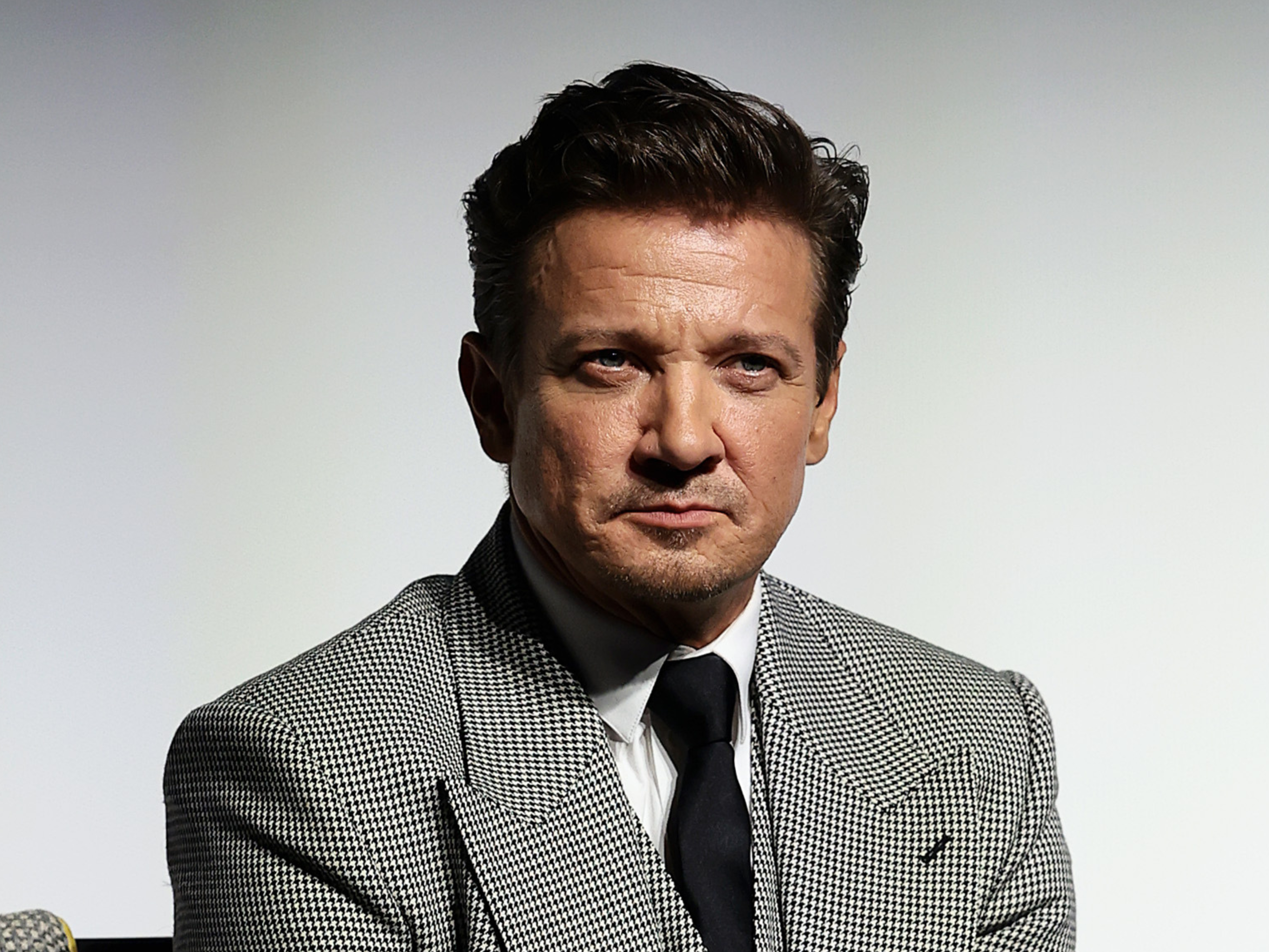 Jeremy Renner, acusado de amenazar al cineasta Yi Zhou con una llamada ...