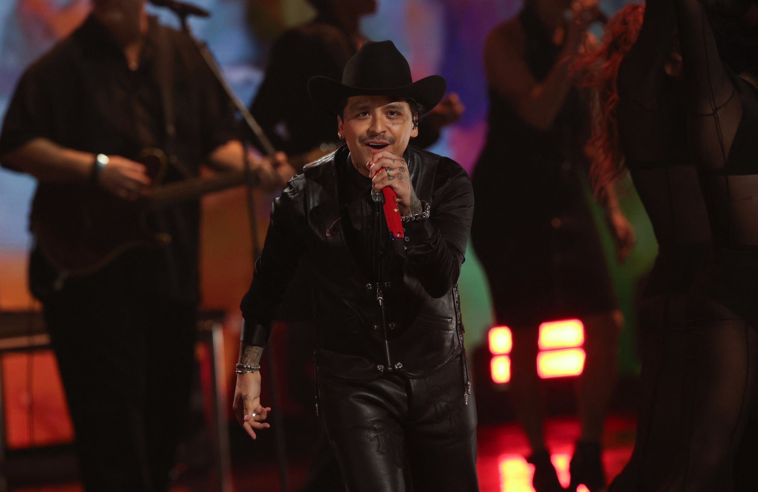 Latin Grammys 2025. Christian Nodal y angela aguilar tatuajes