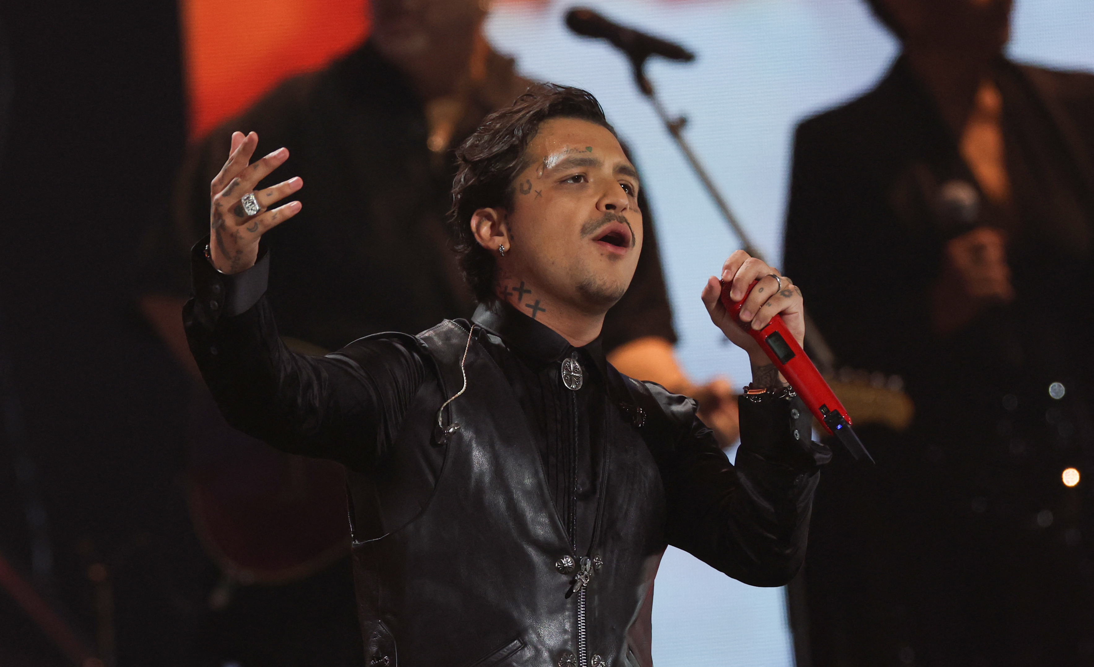 Latin Grammys 2025. Christian Nodal y angela aguilar tatuajes