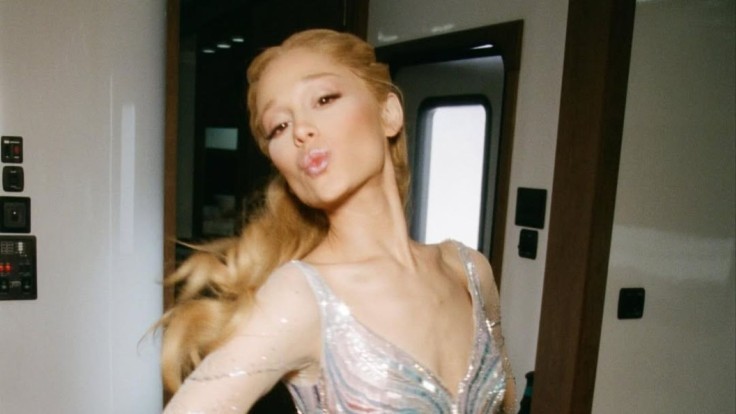 Escena del beso de Ariana Grande cortada