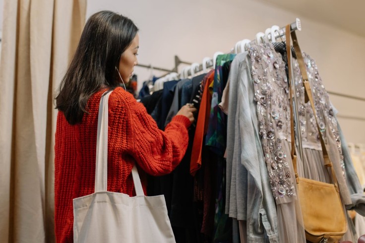 Una mujer comprando ropa en una tienda de segunda mano