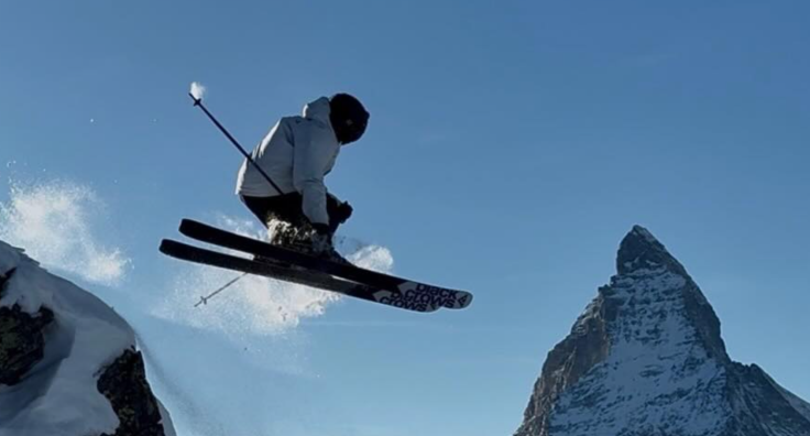 Ben Travolta esquiando