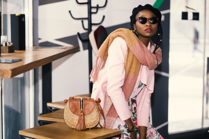 Mujer con cárdigan rosa